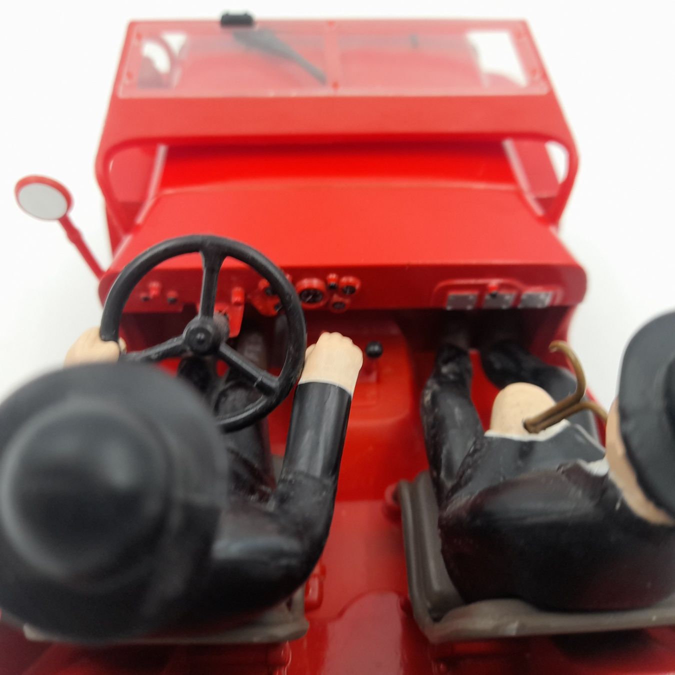 Jeep Rouge Tintin 1/18 avec Dupond et Dupont – Moulinsart Collection