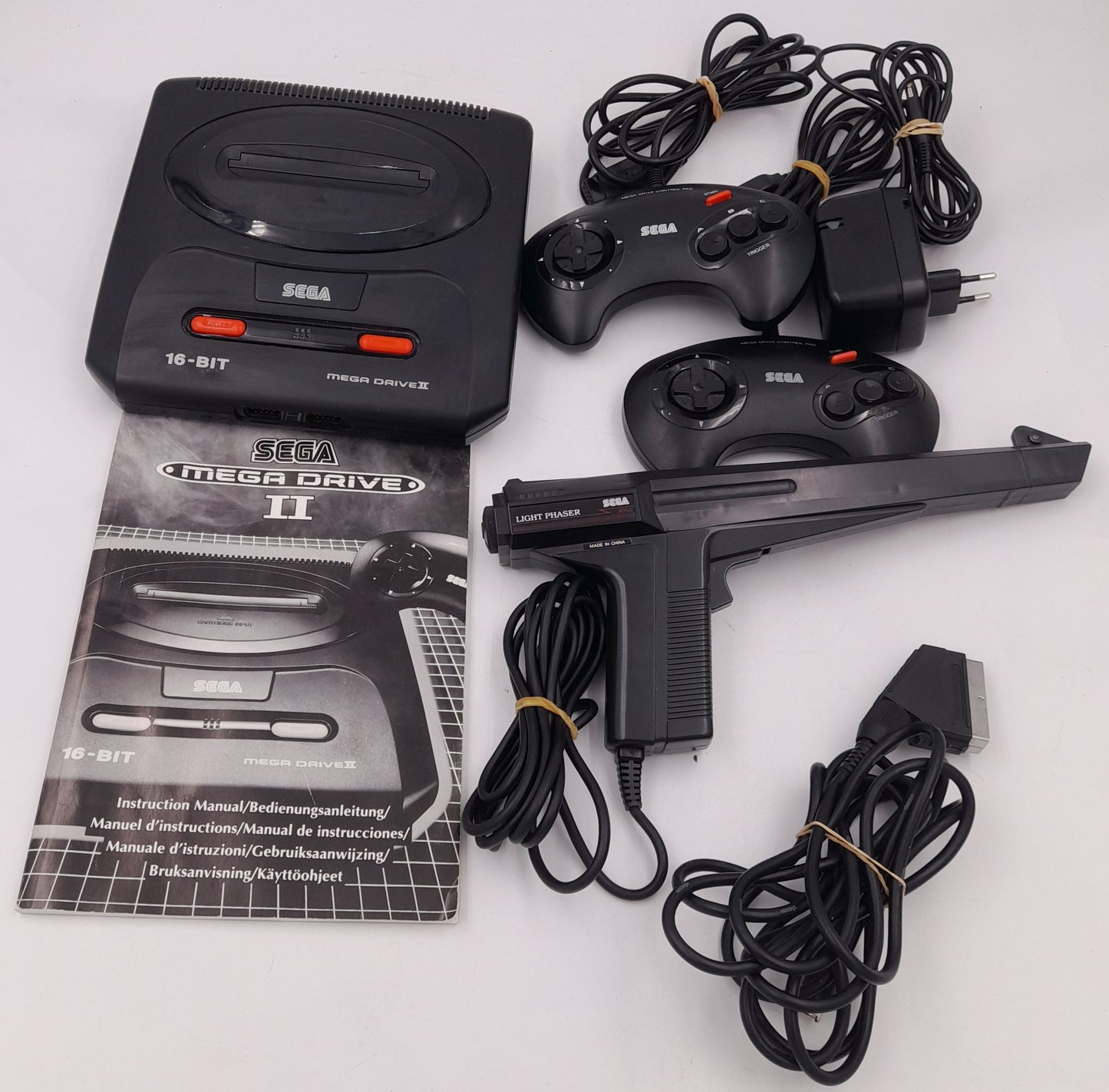 Console Sega Mega Drive II + 2 manettes + Notice + Light Phaser + 34 Jeux – Lot Complet