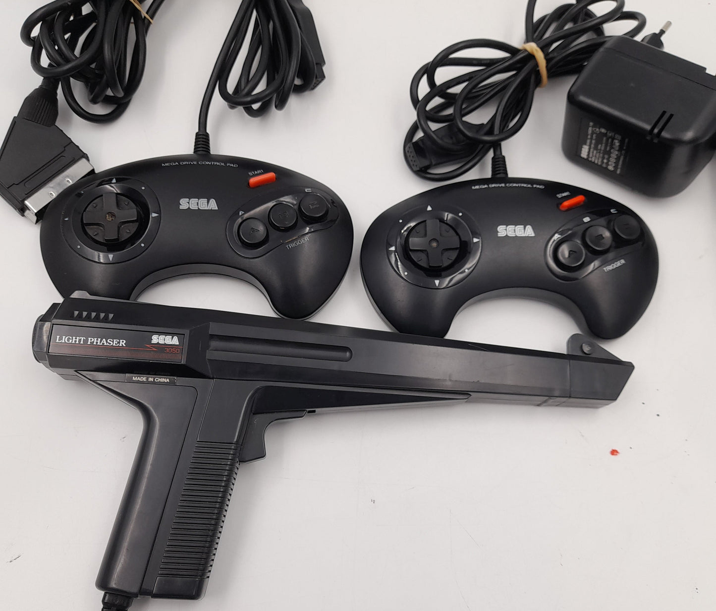 Console Sega Mega Drive II + 2 manettes + Notice + Light Phaser + 34 Jeux – Lot Complet