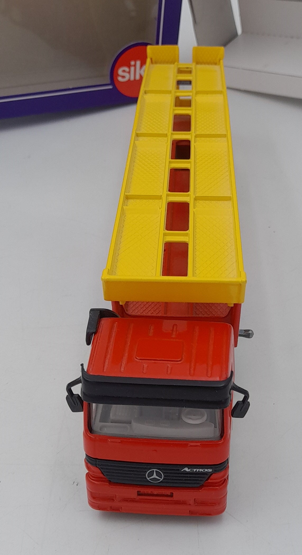 Camion transporteur voitures SIKU Super Serie 3112 Mercedes‑Benz Actros 1:55 en boîte – très bon état