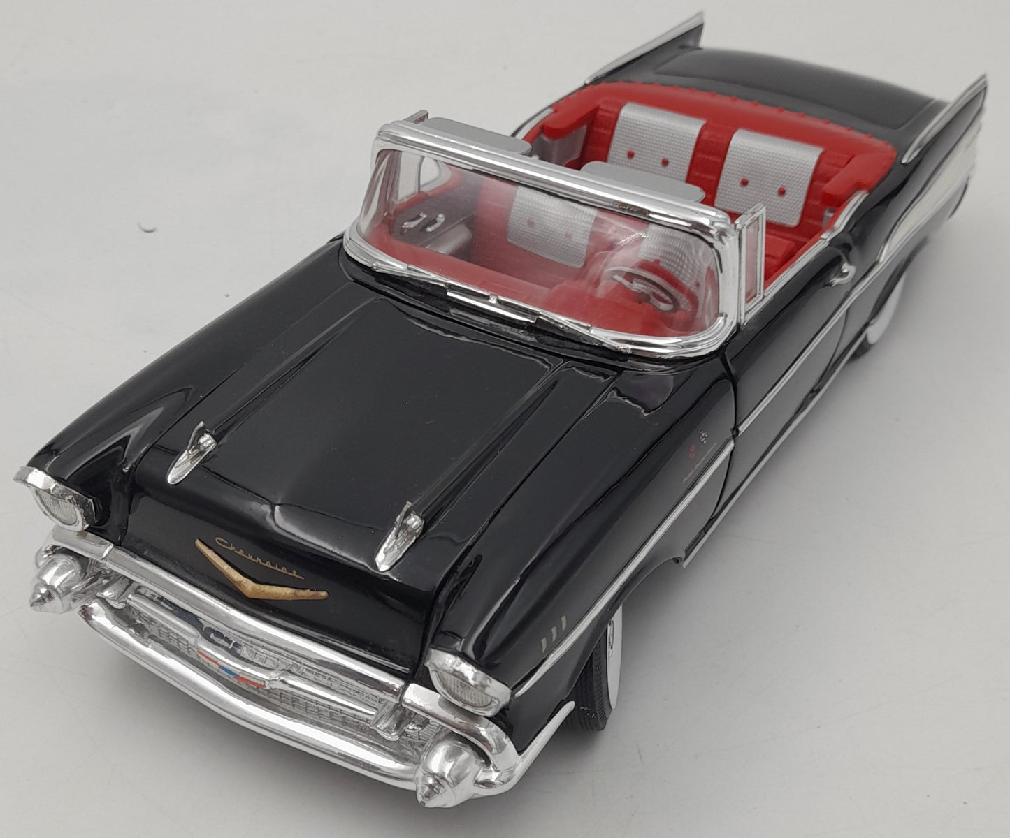 Chevrolet Bel Air Cabriolet 1957 1/18 ERTL noire rouge – Modèle US vintage sous licence GM
