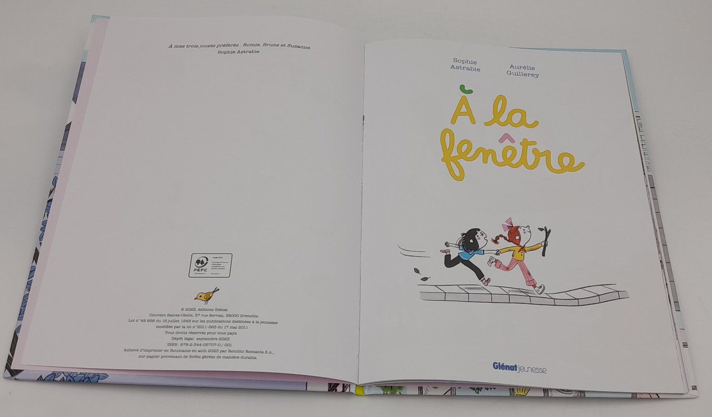 À la fenêtre – Sophie Astrabie / Glénat Jeunesse 2023