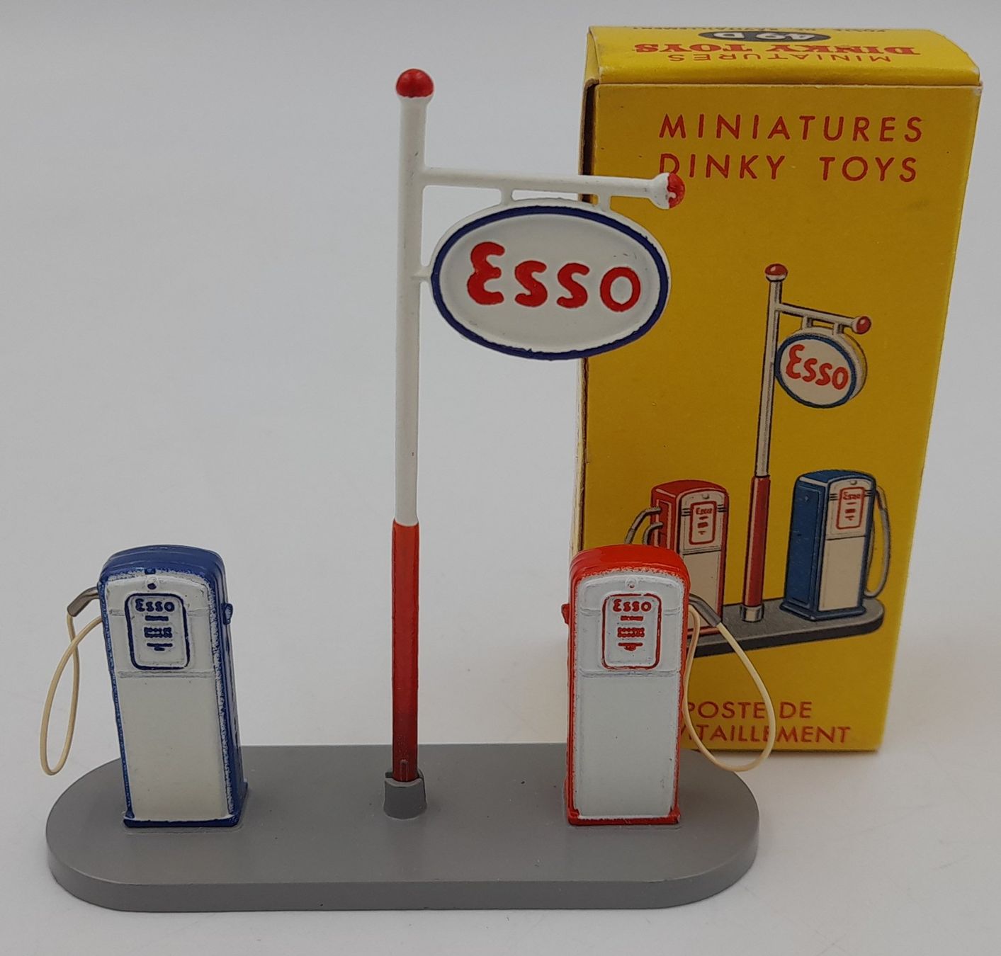 Dinky Toys 49D Poste ESSO avec Boîte d’Origine – Proche du Neuf