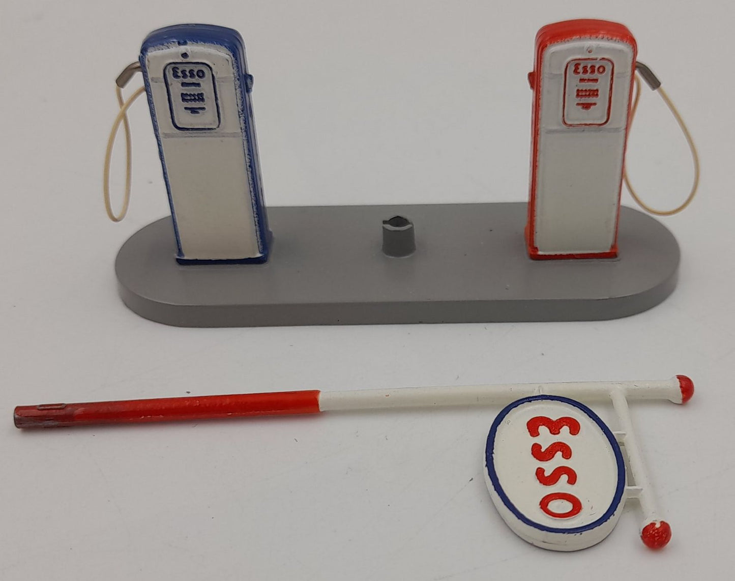 Dinky Toys 49D Poste ESSO avec Boîte d’Origine – Proche du Neuf