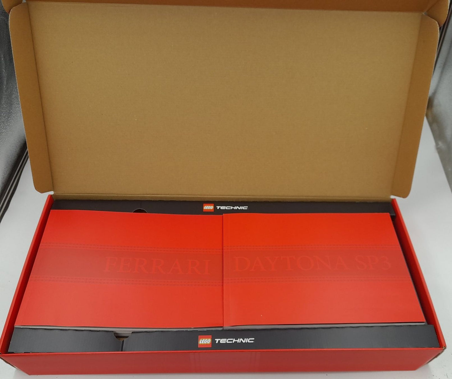 LEGO Technic Ferrari Daytona SP3 42143 – Complet avec boîte et manuels