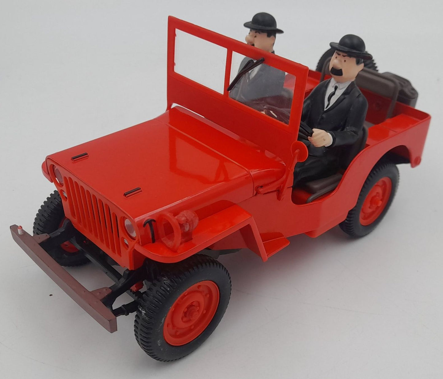 Jeep Rouge Tintin 1/18 avec Dupond et Dupont – Moulinsart Collection