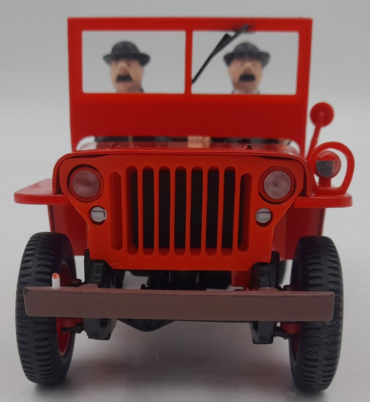 Jeep Rouge Tintin 1/18 avec Dupond et Dupont – Moulinsart Collection