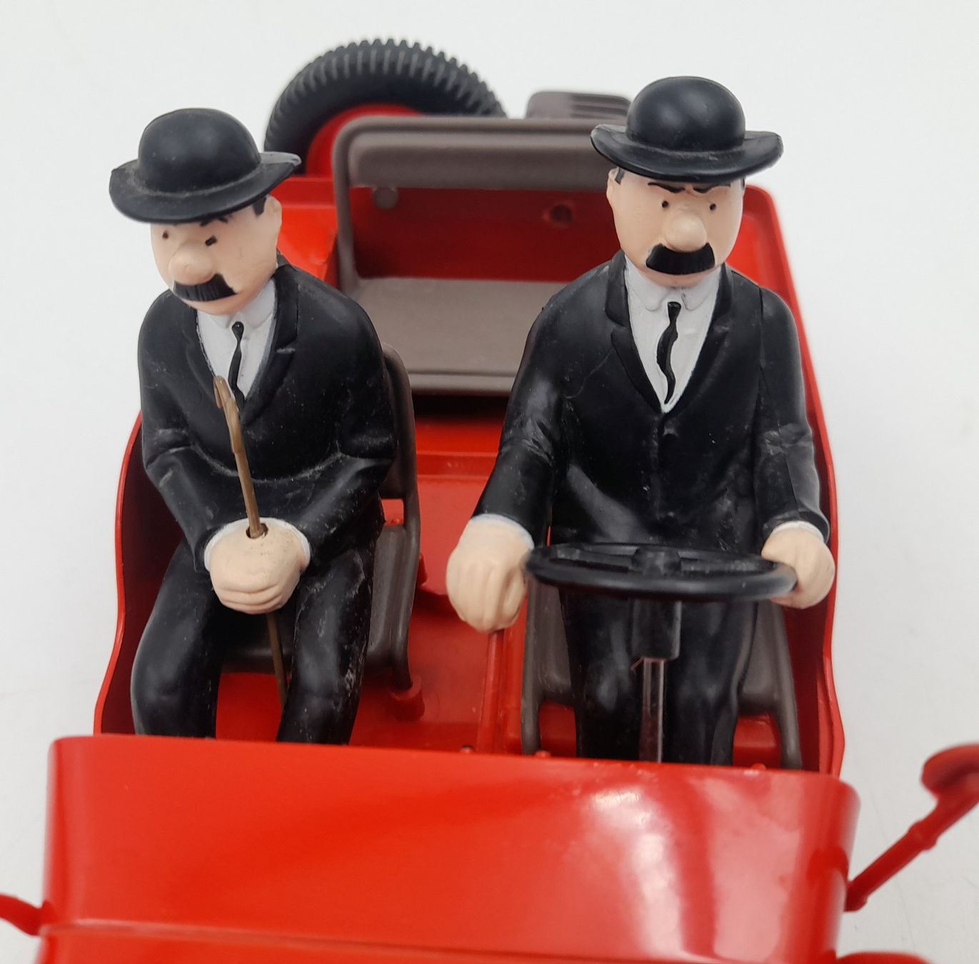 Jeep Rouge Tintin 1/18 avec Dupond et Dupont – Moulinsart Collection