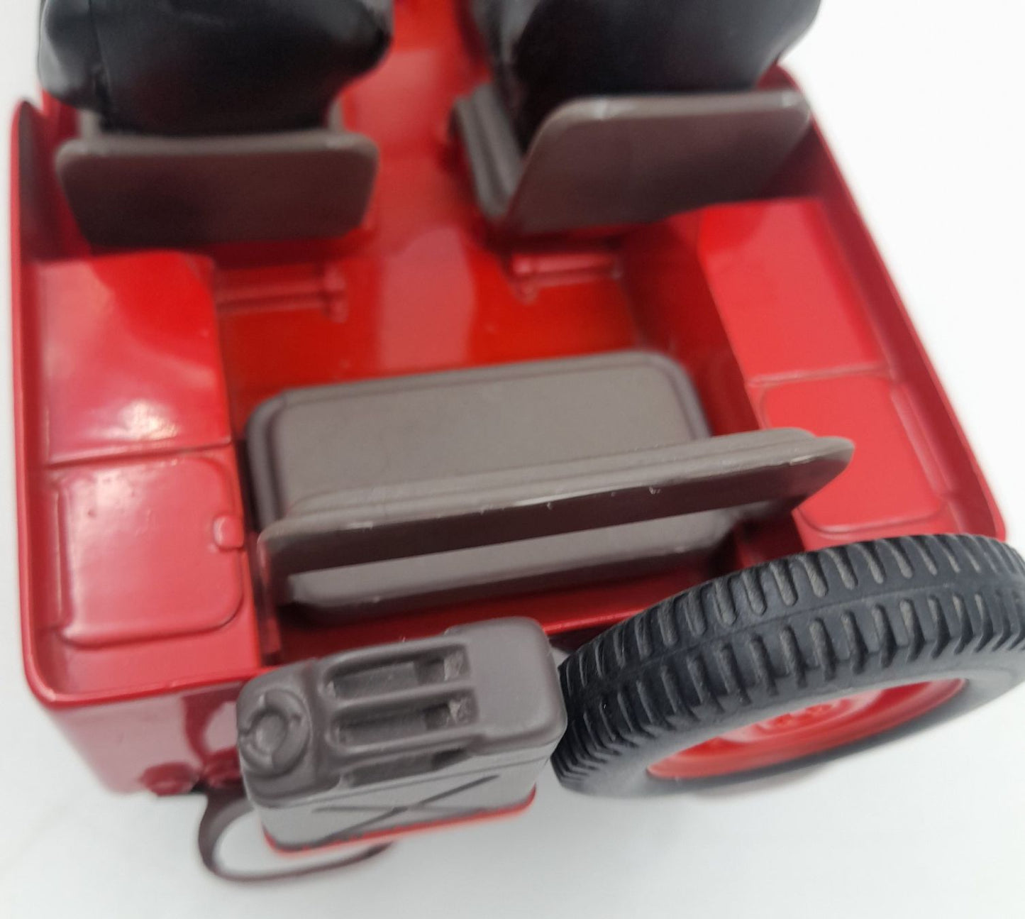 Jeep Rouge Tintin 1/18 avec Dupond et Dupont – Moulinsart Collection